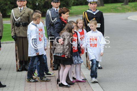  02.05.2016 WARSZAWA<br />DZIEN FLAGI Z UDZIALEM PREMIER BEATY SZYDLO I DZIECI Z PLACOWKI OPIEKUNCZO-WYCHOWAWCZEJ <br />N/Z PREMIER BEATA SZYDLO <br /> 