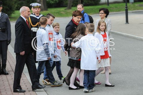  02.05.2016 WARSZAWA<br />DZIEN FLAGI Z UDZIALEM PREMIER BEATY SZYDLO I DZIECI Z PLACOWKI OPIEKUNCZO-WYCHOWAWCZEJ <br />N/Z PREMIER BEATA SZYDLO ANTONI MACIEREWICZ DZIECI<br /> 