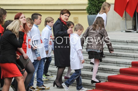  02.05.2016 WARSZAWA<br />DZIEN FLAGI Z UDZIALEM PREMIER BEATY SZYDLO I DZIECI Z PLACOWKI OPIEKUNCZO-WYCHOWAWCZEJ <br />N/Z PREMIER BEATA SZYDLO DZIECI<br /> 