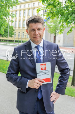  06.05.2016 WARSZAWA <br />KONFERENCJA LIDEROW PARTII OPOZYCYJNYCH I KOD W WARSZAWIE<br />N/Z RYSZARD PETRU Z KONSTYTUCJA RP<br /> 