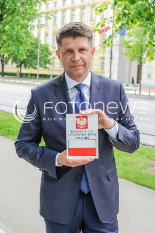  06.05.2016 WARSZAWA <br />KONFERENCJA LIDEROW PARTII OPOZYCYJNYCH I KOD W WARSZAWIE<br />N/Z RYSZARD PETRU Z KONSTYTUCJA RP<br /> 