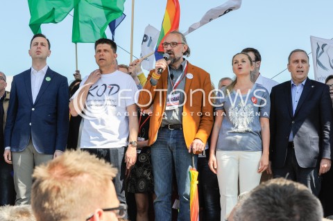  07.05.2016 WARSZAWA <br />MARSZ KOD I OPOZYCJI JESTESMY I BEDZIEMY W EUROPIE<br />N/Z WLADYSLAW KOSINIAK KAMYSZ RYSZARD PETRU MATEUSZ KIJOWSKI BARBARA NOWACKA GRZEGORZ SCHETYNA<br /> 
