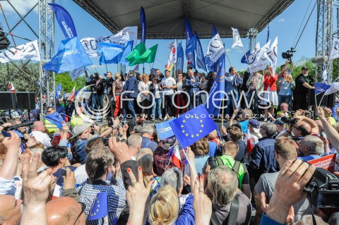  07.05.2016 WARSZAWA <br />MARSZ KOD I OPOZYCJI JESTESMY I BEDZIEMY W EUROPIE<br />N/Z MANIFESTANCI<br /> 