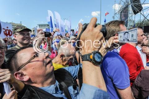  07.05.2016 WARSZAWA <br />MARSZ KOD I OPOZYCJI JESTESMY I BEDZIEMY W EUROPIE<br />N/Z WALUTA Z WIZERUNKIEM RYSZARDA PETRU<br /> 