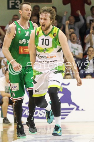 07.05.2016 KROSNO <br />KOSZYKOWKA 1 LIGA MEZCZYZN <br />MECZ FINALOWY O AWANS DO TAURON BASKET LIGI <br />MECZ MIASTO SZKLA KROSNO - LEGIA WARSZAWA <br />N/Z FILIP MALGORZACIAK SYLWETKA RADOSC EMOCJE<br /> 