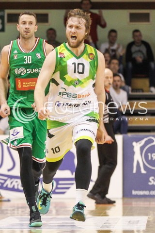  07.05.2016 KROSNO <br />KOSZYKOWKA 1 LIGA MEZCZYZN <br />MECZ FINALOWY O AWANS DO TAURON BASKET LIGI <br />MECZ MIASTO SZKLA KROSNO - LEGIA WARSZAWA <br />N/Z FILIP MALGORZACIAK SYLWETKA RADOSC EMOCJE<br /> 