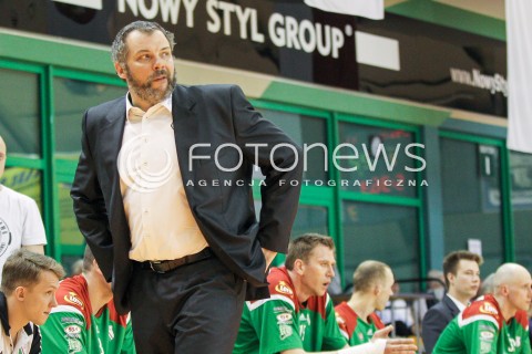  07.05.2016 KROSNO <br />KOSZYKOWKA 1 LIGA MEZCZYZN <br />MECZ FINALOWY O AWANS DO TAURON BASKET LIGI <br />MECZ MIASTO SZKLA KROSNO - LEGIA WARSZAWA <br />N/Z PIOTR BAKUN - I TRENER ( HEAD COACH ) SYLWETKA <br /> 