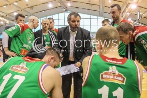  07.05.2016 KROSNO <br />KOSZYKOWKA 1 LIGA MEZCZYZN <br />MECZ FINALOWY O AWANS DO TAURON BASKET LIGI <br />MECZ MIASTO SZKLA KROSNO - LEGIA WARSZAWA <br />N/Z PIOTR BAKUN - I TRENER ( HEAD COACH ) PODCZAS PRZERWY<br /> 