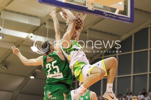  07.05.2016 KROSNO <br />KOSZYKOWKA 1 LIGA MEZCZYZN <br />MECZ FINALOWY O AWANS DO TAURON BASKET LIGI <br />MECZ MIASTO SZKLA KROSNO - LEGIA WARSZAWA <br />N/Z DAWID BREK ADAM LINOWSKI <br /> 