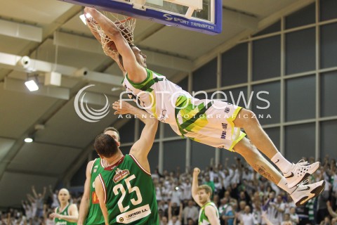  07.05.2016 KROSNO <br />KOSZYKOWKA 1 LIGA MEZCZYZN <br />MECZ FINALOWY O AWANS DO TAURON BASKET LIGI <br />MECZ MIASTO SZKLA KROSNO - LEGIA WARSZAWA <br />N/Z DARIUSZ WYKA ADAM LINOWSKI <br /> 