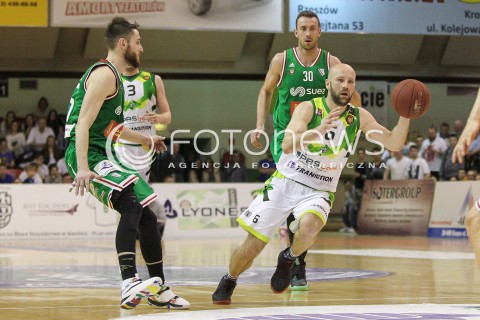  07.05.2016 KROSNO <br />KOSZYKOWKA 1 LIGA MEZCZYZN <br />MECZ FINALOWY O AWANS DO TAURON BASKET LIGI <br />MECZ MIASTO SZKLA KROSNO - LEGIA WARSZAWA <br />N/Z DARIUSZ OCZKOWICZ TOMASZ ANDRZEJEWSKI <br /> 