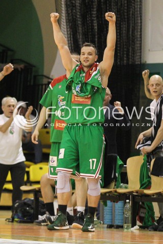  07.05.2016 KROSNO <br />KOSZYKOWKA 1 LIGA MEZCZYZN <br />MECZ FINALOWY O AWANS DO TAURON BASKET LIGI <br />MECZ MIASTO SZKLA KROSNO - LEGIA WARSZAWA <br />N/Z MARCEL WILCZEK RADOSC EMOCJE WYGRANA SYLWETKA <br /> 