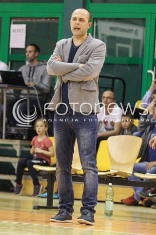  07.05.2016 KROSNO <br />KOSZYKOWKA 1 LIGA MEZCZYZN <br />MECZ FINALOWY O AWANS DO TAURON BASKET LIGI <br />MECZ MIASTO SZKLA KROSNO - LEGIA WARSZAWA <br />N/Z MICHAL BARAN - I TRENER ( HEAD COACH ) SYLWETKA <br /> 