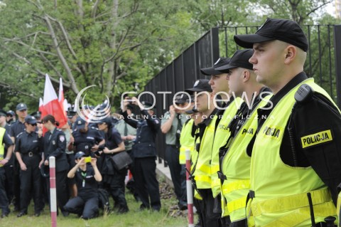  13.05.2016 WARSZAWA<br />PROTEST SLUZBY CELNEJ<br />N/Z UCZESTNICY PROTESTU POLICJA<br /> 