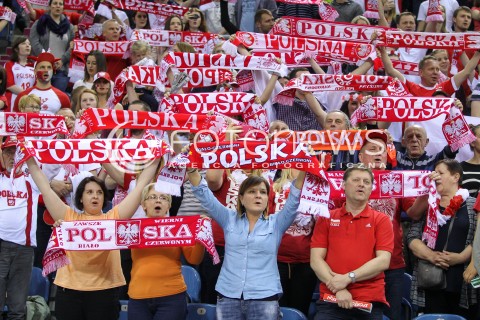  17.05.2016 KRAKOW (TAURON ARENA) <br />XIV MEMORIAL HUBERTA JERZEGO WAGNERA <br />MECZ POLSKA - BULGARIA ( MATCH POLAND - BULGARIA ) <br />N/Z KIBICE DOPING OPRAWA EMOCJE SZALIKI FLAGI BARWY BIALO CZERWONE<br /> 