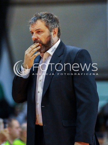  18.05.2016 KROSNO <br />KOSZYKOWKA 1 LIGA MEZCZYZN <br />MECZ FINALOWY O AWANS DO TAURON BASKET LIGI <br />MECZ MIASTO SZKLA KROSNO - LEGIA WARSZAWA <br />N/Z PIOTR BAKUN - I TRENER ( HEAD COACH ) SYLWETKA <br /> 