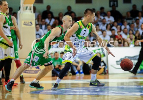  18.05.2016 KROSNO <br />KOSZYKOWKA 1 LIGA MEZCZYZN <br />MECZ FINALOWY O AWANS DO TAURON BASKET LIGI <br />MECZ MIASTO SZKLA KROSNO - LEGIA WARSZAWA <br />N/Z ADAM PARZYCH MICHAL BARAN <br /> 