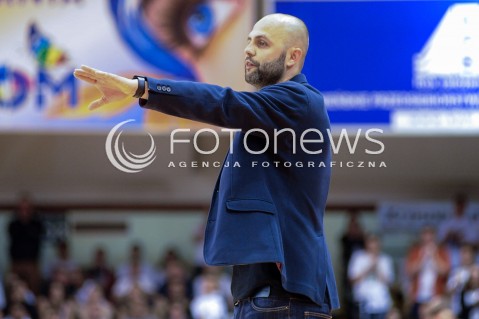  18.05.2016 KROSNO <br />KOSZYKOWKA 1 LIGA MEZCZYZN <br />MECZ FINALOWY O AWANS DO TAURON BASKET LIGI <br />MECZ MIASTO SZKLA KROSNO - LEGIA WARSZAWA <br />N/Z MICHAL BARAN - I TRENER ( HEAD COACH ) SYLWETKA <br /> 