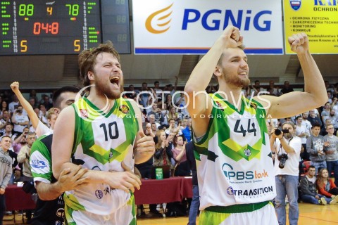  18.05.2016 KROSNO <br />KOSZYKOWKA 1 LIGA MEZCZYZN <br />MECZ FINALOWY O AWANS DO TAURON BASKET LIGI <br />MECZ MIASTO SZKLA KROSNO - LEGIA WARSZAWA <br />N/Z MATEUSZ BIERWAGEN ADAM PARZYCH RADOSC EMOCJE WYGRANA ZWYCIESTWO AWANS DO TAURON BASKET LIGI<br /> 