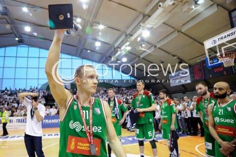  18.05.2016 KROSNO <br />KOSZYKOWKA 1 LIGA MEZCZYZN <br />MECZ FINALOWY O AWANS DO TAURON BASKET LIGI <br />MECZ MIASTO SZKLA KROSNO - LEGIA WARSZAWA <br />N/Z LUKASZ WILCZEK SMUTEK PORAZKA PRZEGRANA - II MIEJSCE PUCHAR<br /> 