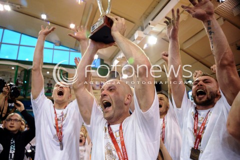  18.05.2016 KROSNO <br />KOSZYKOWKA 1 LIGA MEZCZYZN <br />MECZ FINALOWY O AWANS DO TAURON BASKET LIGI <br />MECZ MIASTO SZKLA KROSNO - LEGIA WARSZAWA <br />N/Z RADOSC KOSZYKARZY MIASTO SZKLA KROSNO I AWANS DO TAURON BASKET LIGI<br /> 