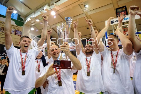  18.05.2016 KROSNO <br />KOSZYKOWKA 1 LIGA MEZCZYZN <br />MECZ FINALOWY O AWANS DO TAURON BASKET LIGI <br />MECZ MIASTO SZKLA KROSNO - LEGIA WARSZAWA <br />N/Z RADOSC KOSZYKARZY MIASTO SZKLA KROSNO I AWANS DO TAURON BASKET LIGI<br /> 