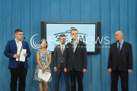  24.05.2016 WARSZAWA<br /> DZIEN W SEJMIE<br /> KONFERENCJA W SPRAWIE ZABIERANIA DZIECI POLSKIM RODZICOM<br /> N/Z TOMASZ RZYMKOWSKI TADEUSZ DZIUBA MARKUS MATUSCHCZYK MALGORZATA DZWIKOWSKA BAKOWSKA ROMAN POTURALSKI<br />  
