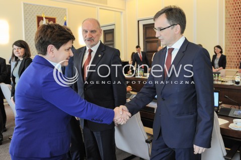 24.05.2016 WARSZAWA<br />POSIEDZENIE RADY MINISTROW<br />N/Z PREMIER BEATA SZYDLO MINISTER OBRONY NARODOWEJ ANTONI MACIEREWICZ MINISTER SPRAWIEDLIWOSCI ZBIEGNIEW ZIOBRO<br /> 