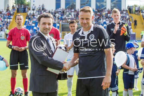  28.05.2016 MIELEC <br />PILKA NOZNA II LIGA SEZON 2015/2016 <br />MECZ STAL MIELEC - OLIMPIA ZAMBROW ( WYNIK 0:0 )<br />N/Z BOGUSLAW WYPARLO - KONIEC ZAKONCZENIE KARIERY NAGRODA OD PREZYDENTA MIELCA DANIEL KOZDEBA<br /> 