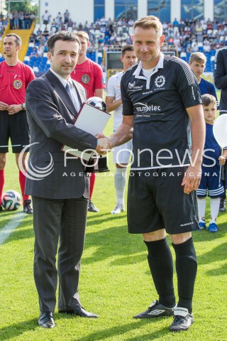  28.05.2016 MIELEC <br />PILKA NOZNA II LIGA SEZON 2015/2016 <br />MECZ STAL MIELEC - OLIMPIA ZAMBROW ( WYNIK 0:0 )<br />N/Z BOGUSLAW WYPARLO - KONIEC ZAKONCZENIE KARIERY NAGRODA OD PREZYDENTA MIELCA DANIEL KOZDEBA<br /> 