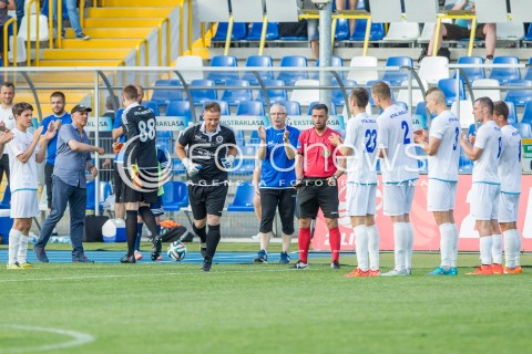  28.05.2016 MIELEC <br />PILKA NOZNA II LIGA SEZON 2015/2016 <br />MECZ STAL MIELEC - OLIMPIA ZAMBROW ( WYNIK 0:0 )<br />N/Z BOGUSLAW WYPARLO - WEJSCIE NA BOISKO SZPALER PILKARZY KONIEC ZAKONCZENIE KARIERY OSTATNI MECZ W KARIERZE<br /> 