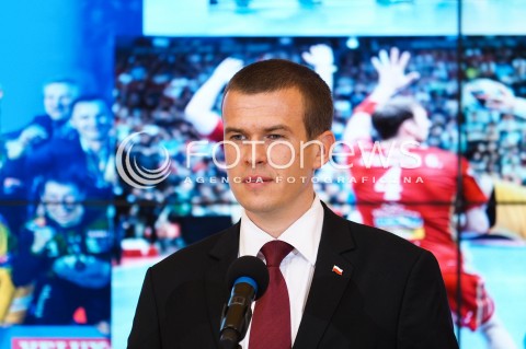  31.05.2016 WARSZAWA<br /> SPOTKANIE PREMIER BEATY SZYDLO Z PILKARZAMI RECZNYMI ZESPOLU VIVE TAURON KIELCE<br /> N/Z MINISTER SPORTU WITOLD BANKA <br />  