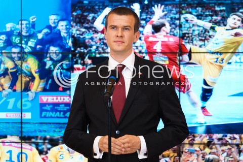  31.05.2016 WARSZAWA<br /> SPOTKANIE PREMIER BEATY SZYDLO Z PILKARZAMI RECZNYMI ZESPOLU VIVE TAURON KIELCE<br /> N/Z MINISTER SPORTU WITOLD BANKA <br />  