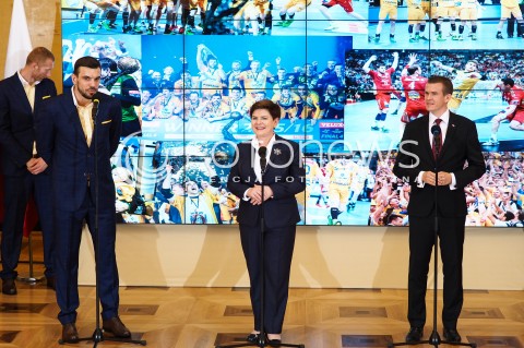  31.05.2016 WARSZAWA<br /> SPOTKANIE PREMIER BEATY SZYDLO Z PILKARZAMI RECZNYMI ZESPOLU VIVE TAURON KIELCE<br /> N/Z MICHAL JURECKI BEATA SZYDLO WITOLD BANKA<br />  