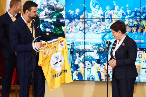  31.05.2016 WARSZAWA<br /> SPOTKANIE PREMIER BEATY SZYDLO Z PILKARZAMI RECZNYMI ZESPOLU VIVE TAURON KIELCE<br /> N/Z  MICHAL JURECKI WRECZA KOSZULKE PREMIER BEACIE SZYDLO<br />  