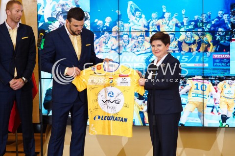  31.05.2016 WARSZAWA<br /> SPOTKANIE PREMIER BEATY SZYDLO Z PILKARZAMI RECZNYMI ZESPOLU VIVE TAURON KIELCE<br /> N/Z  MICHAL JURECKI WRECZA KOSZULKE PREMIER BEACIE SZYDLO<br />  