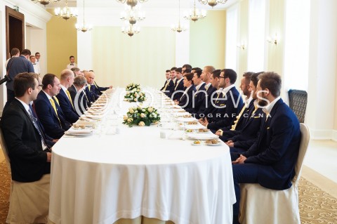  31.05.2016 WARSZAWA<br /> SPOTKANIE PREMIER BEATY SZYDLO Z PILKARZAMI RECZNYMI ZESPOLU VIVE TAURON KIELCE<br /> N/Z PREMIER BEATA SZYDLO PRZY WSPOLNYM POSILKU Z PILKARZAMI<br />  