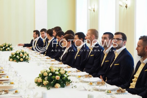  31.05.2016 WARSZAWA<br /> SPOTKANIE PREMIER BEATY SZYDLO Z PILKARZAMI RECZNYMI ZESPOLU VIVE TAURON KIELCE<br /> N/Z PREMIER BEATA SZYDLO PRZY WSPOLNYM POSILKU Z PILKARZAMI<br />  