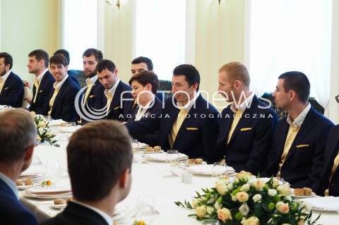  31.05.2016 WARSZAWA<br /> SPOTKANIE PREMIER BEATY SZYDLO Z PILKARZAMI RECZNYMI ZESPOLU VIVE TAURON KIELCE<br /> N/Z PREMIER BEATA SZYDLO PRZY WSPOLNYM POSILKU Z PILKARZAMI<br />  