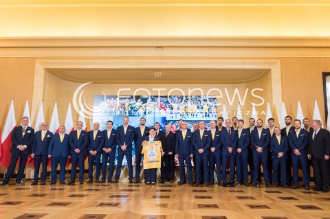  31.05.2016 WARSZAWA<br /> SPOTKANIE PREMIER BEATY SZYDLO Z PILKARZAMI RECZNYMI ZESPOLU VIVE TAURON KIELCE<br /> FAMILY PHOTO<br /> N/Z PREMIER BEATA SZYDLO Z PILKARZAMI RECZNYMI<br />  