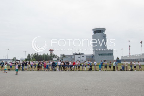  31.05.2016 LOTNISKO RZESZOW JASIONKA <br />REPREZENTACJA POLSKI PILKARZY ZAKONCZYLA ZGRUPOWANIE W ARLAMOWIE I WYJECHALA NA LOTNISKO RZESZOW JASIONKA SKAD ODLECIALA NA MECZ DO GDANSKA. PRZED LOTNISKIEM NA PILKARZY CZEKALA LICZNA GRUPA KIBICOW. CZESC PILKARZY ROZDAWALA AUTOGRAFY I ROBILA ZDJECIA Z KIBICAMI.<br />N/Z KIBICE PRZED TERMINALEM<br /> 