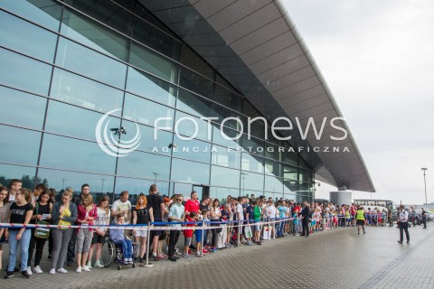  31.05.2016 LOTNISKO RZESZOW JASIONKA <br />REPREZENTACJA POLSKI PILKARZY ZAKONCZYLA ZGRUPOWANIE W ARLAMOWIE I WYJECHALA NA LOTNISKO RZESZOW JASIONKA SKAD ODLECIALA NA MECZ DO GDANSKA. PRZED LOTNISKIEM NA PILKARZY CZEKALA LICZNA GRUPA KIBICOW. CZESC PILKARZY ROZDAWALA AUTOGRAFY I ROBILA ZDJECIA Z KIBICAMI.<br />N/Z KIBICE PRZED TERMINALEM<br /> 