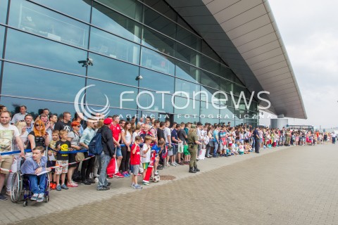  31.05.2016 LOTNISKO RZESZOW JASIONKA <br />REPREZENTACJA POLSKI PILKARZY ZAKONCZYLA ZGRUPOWANIE W ARLAMOWIE I WYJECHALA NA LOTNISKO RZESZOW JASIONKA SKAD ODLECIALA NA MECZ DO GDANSKA. PRZED LOTNISKIEM NA PILKARZY CZEKALA LICZNA GRUPA KIBICOW. CZESC PILKARZY ROZDAWALA AUTOGRAFY I ROBILA ZDJECIA Z KIBICAMI.<br />N/Z KIBICE PRZED TERMINALEM<br /> 