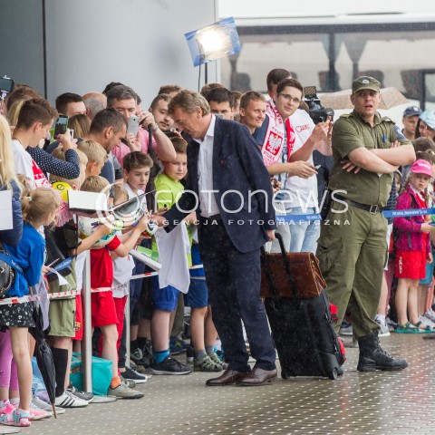  31.05.2016 LOTNISKO RZESZOW JASIONKA <br />REPREZENTACJA POLSKI PILKARZY ZAKONCZYLA ZGRUPOWANIE W ARLAMOWIE I WYJECHALA NA LOTNISKO RZESZOW JASIONKA SKAD ODLECIALA NA MECZ DO GDANSKA. PRZED LOTNISKIEM NA PILKARZY CZEKALA LICZNA GRUPA KIBICOW. CZESC PILKARZY ROZDAWALA AUTOGRAFY I ROBILA ZDJECIA Z KIBICAMI.<br />N/Z ZBIGNIEW BONIEK - PREZES PZPN KIBICE AUTOGRAFY DZIECI<br /> 