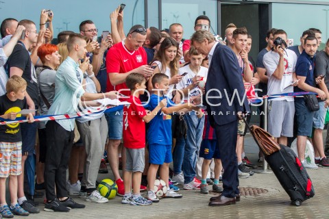  31.05.2016 LOTNISKO RZESZOW JASIONKA <br />REPREZENTACJA POLSKI PILKARZY ZAKONCZYLA ZGRUPOWANIE W ARLAMOWIE I WYJECHALA NA LOTNISKO RZESZOW JASIONKA SKAD ODLECIALA NA MECZ DO GDANSKA. PRZED LOTNISKIEM NA PILKARZY CZEKALA LICZNA GRUPA KIBICOW. CZESC PILKARZY ROZDAWALA AUTOGRAFY I ROBILA ZDJECIA Z KIBICAMI.<br />N/Z ZBIGNIEW BONIEK - PREZES PZPN KIBICE AUTOGRAFY DZIECI<br /> 