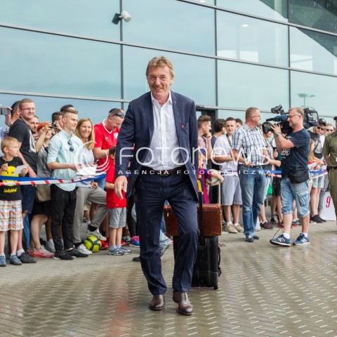  31.05.2016 LOTNISKO RZESZOW JASIONKA <br />REPREZENTACJA POLSKI PILKARZY ZAKONCZYLA ZGRUPOWANIE W ARLAMOWIE I WYJECHALA NA LOTNISKO RZESZOW JASIONKA SKAD ODLECIALA NA MECZ DO GDANSKA. PRZED LOTNISKIEM NA PILKARZY CZEKALA LICZNA GRUPA KIBICOW. CZESC PILKARZY ROZDAWALA AUTOGRAFY I ROBILA ZDJECIA Z KIBICAMI.<br />N/Z ZBIGNIEW BONIEK - PREZES PZPN <br /> 