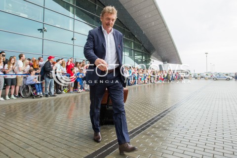  31.05.2016 LOTNISKO RZESZOW JASIONKA <br />REPREZENTACJA POLSKI PILKARZY ZAKONCZYLA ZGRUPOWANIE W ARLAMOWIE I WYJECHALA NA LOTNISKO RZESZOW JASIONKA SKAD ODLECIALA NA MECZ DO GDANSKA. PRZED LOTNISKIEM NA PILKARZY CZEKALA LICZNA GRUPA KIBICOW. CZESC PILKARZY ROZDAWALA AUTOGRAFY I ROBILA ZDJECIA Z KIBICAMI.<br />N/Z ZBIGNIEW BONIEK - PREZES PZPN <br /> 