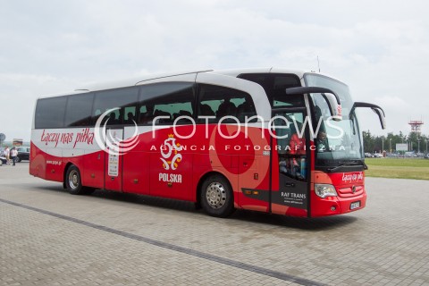  31.05.2016 LOTNISKO RZESZOW JASIONKA <br />REPREZENTACJA POLSKI PILKARZY ZAKONCZYLA ZGRUPOWANIE W ARLAMOWIE I WYJECHALA NA LOTNISKO RZESZOW JASIONKA SKAD ODLECIALA NA MECZ DO GDANSKA. PRZED LOTNISKIEM NA PILKARZY CZEKALA LICZNA GRUPA KIBICOW. CZESC PILKARZY ROZDAWALA AUTOGRAFY I ROBILA ZDJECIA Z KIBICAMI.<br />N/Z AUTOBUS AUTOKAR REPREZENTACJI POLSKI<br /> 