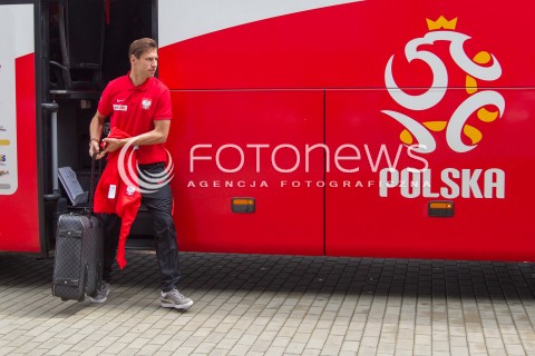  31.05.2016 LOTNISKO RZESZOW JASIONKA <br />REPREZENTACJA POLSKI PILKARZY ZAKONCZYLA ZGRUPOWANIE W ARLAMOWIE I WYJECHALA NA LOTNISKO RZESZOW JASIONKA SKAD ODLECIALA NA MECZ DO GDANSKA. PRZED LOTNISKIEM NA PILKARZY CZEKALA LICZNA GRUPA KIBICOW. CZESC PILKARZY ROZDAWALA AUTOGRAFY I ROBILA ZDJECIA Z KIBICAMI.<br />N/Z GRZEGORZ KRYCHOWIAK<br /> 