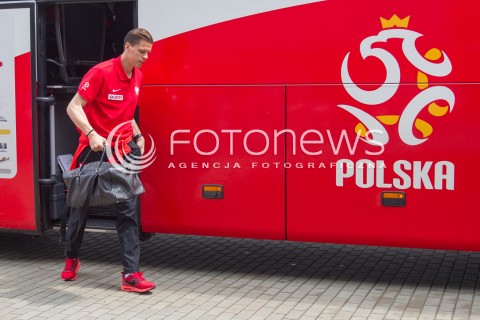  31.05.2016 LOTNISKO RZESZOW JASIONKA <br />REPREZENTACJA POLSKI PILKARZY ZAKONCZYLA ZGRUPOWANIE W ARLAMOWIE I WYJECHALA NA LOTNISKO RZESZOW JASIONKA SKAD ODLECIALA NA MECZ DO GDANSKA. PRZED LOTNISKIEM NA PILKARZY CZEKALA LICZNA GRUPA KIBICOW. CZESC PILKARZY ROZDAWALA AUTOGRAFY I ROBILA ZDJECIA Z KIBICAMI.<br />N/Z WOJCIECH SZCZESNY<br /> 